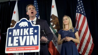 ΗΠΑ: νέα αμφισβήτηση Μπάιντεν από τον βουλευτή των «Δημοκρατικών» Μάικ Λέβιν