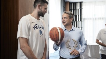 Συνάντηση Κυριάκου Μητσοτάκη με την Εθνική ομάδα μπάσκετ - Τα δώρα που του έκαναν οι διεθνείς