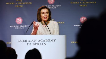 Στήριξη Πελόζι στην Κάμαλα Χάρις: «Θα μας οδηγήσει στη νίκη τον Νοέμβριο»