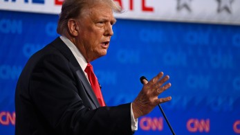 «Επικίνδυνο εξτρεμιστή» χαρακτηρίζει ο Τραμπ τον Τιμ Γουόλς, υποψήφιο αντιπρόεδρο της Κάμαλα Χάρις