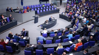 DW: Αντίστροφη μέτρηση για τις πρόωρες εκλογές στη Γερμανία