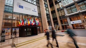 Στρώνουν χαλί στην Ακροδεξιά