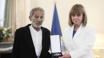 Παρασημοφόρηση του Σταύρου Ξαρχάκου από την ΠτΔ