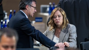 Η γκριμάτσα της Μελόνι επειδή άργησαν Μπάιντεν και Στόλτενμπεργκ (βίντεο)