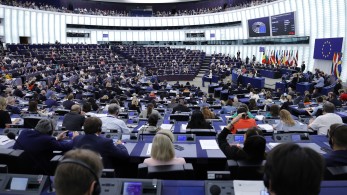 Ευρωβουλή: αποβλήθηκε από την αίθουσα Ρουμάνα αντιεμβολιάστρια - «Σκοτώσατε ανθρώπους!», φώναζε Ευρωβουλή: αποβλήθηκε από την αίθουσα Ρουμάνα αντιεμβολιάστρια - «Σκοτώσατε ανθρώπους!», φώναζε