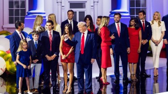 Τραμπ: ο δημόσιος κίνδυνος που έγινε... ήρωας και μεγάλο φαβορί για τον Λευκό Οίκο