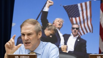 Επίθεση Τραμπ στο FBI για τον ισχυρισμό πως τον χτύπησε θραύσμα και όχι σφαίρα