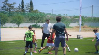 Τα παιδιά από «Το Χαμόγελο του Παιδιού» παίζουν μπάλα με Θωμά Μαύρο, Τάκη Φύσσα και Μελέτη Ηλία