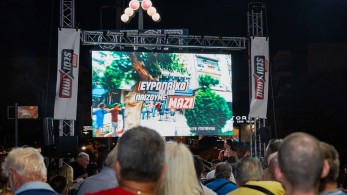 Ποδοσφαιρόφιλοι σε κατάστημα ΟΠΑΠ της Θεσσαλονίκης απαντούν σε καυτά ερωτήματα