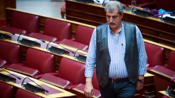 Ο Πολάκης κουνάει το δάχτυλο στον Κασσελάκη και δείχνει ότι έχει το «πάνω χέρι»