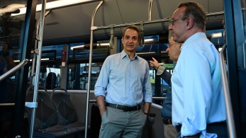 Επίσκεψη Μητσοτάκη στο αμαξοστάσιο της ΟΣΥ: Μέχρι το τέλος του 2025 θα κυκλοφορούν 900 νέα λεωφορεία