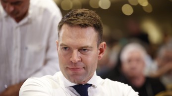 Στέφανος Κασσελάκης: αλλάζει κουβέντα όταν τον ρωτάνε για τα πατρικά φέσια