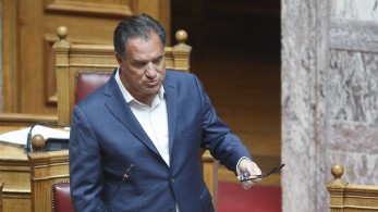 Βουλή: ο Γεωργιάδης αποστομώνει βουλευτή της «Νίκης» για συνωμοσιολογικά σενάρια για τα εμβόλια της Covid