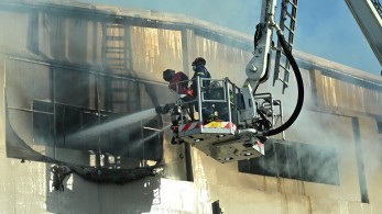 Ηράκλειο: μεγάλη φωτιά σε εργοστάσιο ξυλείας - Mήνυμα από το 112 (video)