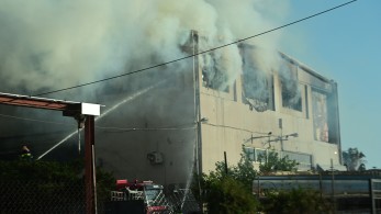Πώς ξεκίνησε η φωτιά στις Αχαρνές - Κάηκαν ολοσχερώς δύο εργοστάσια πλαστικών και χαρτικών