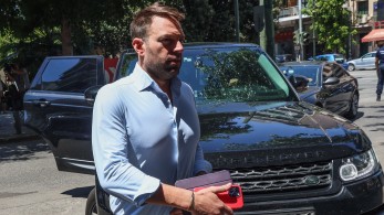 ΣΥΡΙΖΑ: ρεσιτάλ διγλωσσίας από τον «αστακοκαραβοκύρη» Κασσελάκη