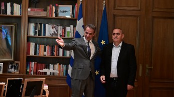 Σε εξέλιξη η συνάντηση Μητσοτάκη-Μπελέρη στο Μαξίμου (φωτό)