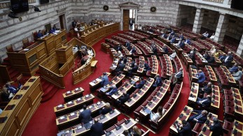 Βουλή: υπερψηφίστηκαν από ΝΔ και ΠΑΣΟΚ τα μέτρα για τη στήριξη των καταναλωτών ρεύματος