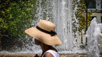 Επιμένει το κύμα καύσωνα με θερμοκρασίες έως 42 βαθμούς Επιμένει το κύμα καύσωνα με θερμοκρασίες έως 42 βαθμούς