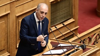 Ασπάζεται τον πολακισμό η Ελληνική Λύση: χυδαία επίθεση και στοχοποίηση του Νίκου Ρωμανού