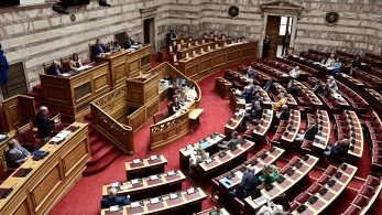 Στη Βουλή το προσχέδιο του προϋπολογισμού: μέτρα 2,94 δισ.  για ελαφρύνσεις,  στεγαστικό, δημογραφικό