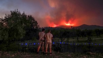 Φωτιά στην Εύβοια: η κρίσιμη νύχτα και το στοίχημα να ελεγχθεί πριν φυσήξουν ξανά δυνατοί άνεμοι (vid)