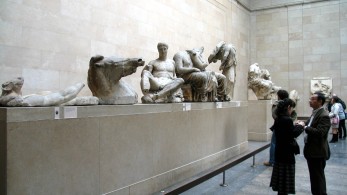 «Ροζ χορός» μπροστά στα Γλυπτά του Παρθενώνα - Προσβλητική κίνηση, βάζει σε κίνδυνο τα εκθέματα υποστηρίζει η Αθήνα