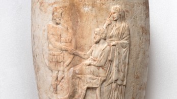 ΥΠΠΟ: δύο μαρμάρινα επιτύμβια αγγεία επαναπατρίστηκαν από την Ελβετία