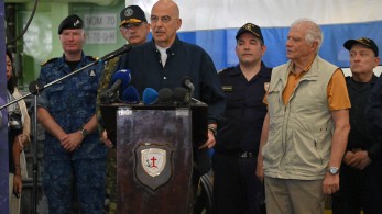 Επίσκεψη Δένδια-Μπορέλ στη φρεγάτα «Ψαρά»