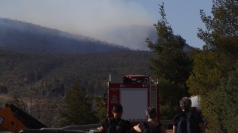 Μεγάλη φωτιά στην Πάρνηθα - Στη μάχη και δασοκομάντος