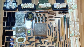 Eξαρθρώθηκε εγκληματική οργάνωση που διέπραττε εκβιασμούς σε καταστήματα - 17 συλλήψεις (βίντεο)