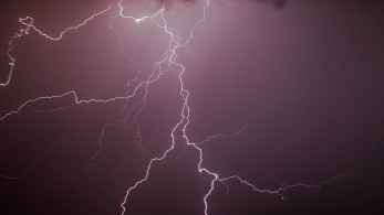 Κακοκαιρία: «περισσότεροι  από 1.100 κεραυνοί σε Αττική, Εύβοια και Κορινθία»