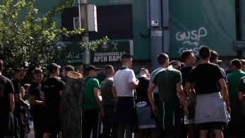 Πυροβολισμοί μεταξύ οργανωμένων οπαδών του ΠΑΟ - 3 τραυματίες, 70 προσαγωγές