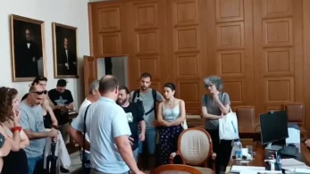 Αντιπρύτανης ΕΚΠΑ σε συνδικαλιστές: «Περάστε έξω απ' το γραφείο μου, ρε»