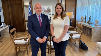 Η ενδοοικογενειακή βία στο επίκεντρο της συνάντησης Φλωρίδη - Παπακώστα