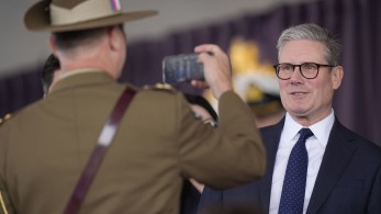 Βρετανία: ιστορική πρωτιά των Εργατικών του Στάρμερ