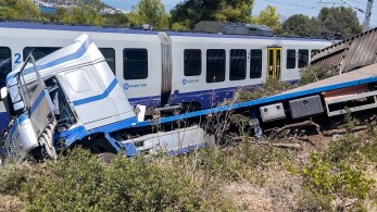 Φορτηγό εξετράπη και συγκρούστηκε με τρένο στην Αυλίδα - 3 ελαφρά τραυματίες