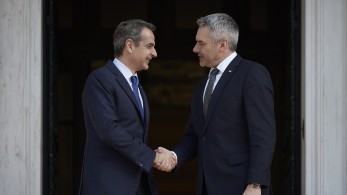 Στη Βιέννη ο πρωθυπουργός - Τι θα συζητήσει με τον Αυστριακό καγκελάριο