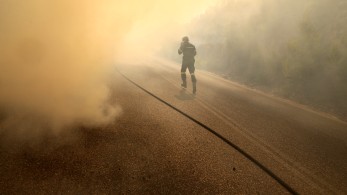 Πύρινη λαίλαπα στην Αττική: αναζωπυρώσεις και συνεχείς εκκενώσεις - Νέο 112 για Νέα Πεντέλη