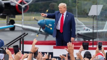 Τραμπ: πίσω από αλεξίσφαιρο γυαλί η πρώτη υπαίθρια ομιλία μετά την απόπειρα δολοφονίας