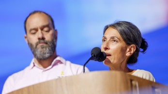 «Ένας από τους ομήρους της Χαμάς είναι ο μοναχογιός μας»: η μαρτυρία γονιών στο συνέδριο των Δημοκρατικών