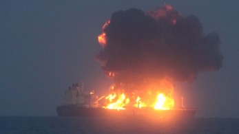 ΗΠΑ: αναφορά διαρροής πετρελαίου από το δεξαμενόπλοιο Sounion, το οποίο φλέγεται μετά την επίθεση των Χούθι