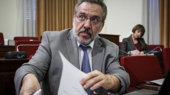 ΣΥΡΙΖΑ: κουρελιάζουν το σύνταγμα για να βάλουν στη Βουλή τον αρχηγό τους