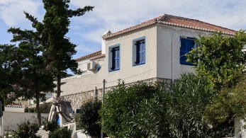 Στις Σπέτσες μελετά τις επόμενες κινήσεις του ο Στέφανος Κασσελάκης