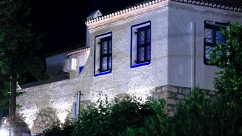 Χαμός στο X για την αυθαιρεσία Κασσελάκη: «Πισίνα, χαβιάρι και Βελουχιώτη Άρη»