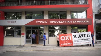 Επεισοδιακή άφιξη Κασσελάκη στην Κ.Ε. με συνθήματα εναντίον του από τους απλήρωτους εγαζόμενους