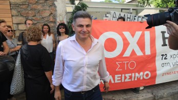 Νίκος Φαραντούρης: δελφίνος ή… λαγός; Νίκος Φαραντούρης: δελφίνος ή… λαγός;