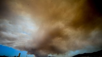 Φωτιά στον Βαρνάβα: σε απόσταση μεγαλύτερη των 300 χλμ. η μεταφορά του καπνού