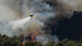Το φαινόμενο των χαοτικών κηλιδώσεων: άνεμος, ανομβρία και καύτρες δυναμώνουν τις φλόγες
