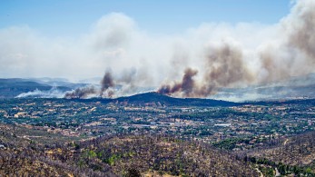 Αναζωπύρωση της φωτιάς στην περιοχή Ερυθρός της Νέας Μάκρης